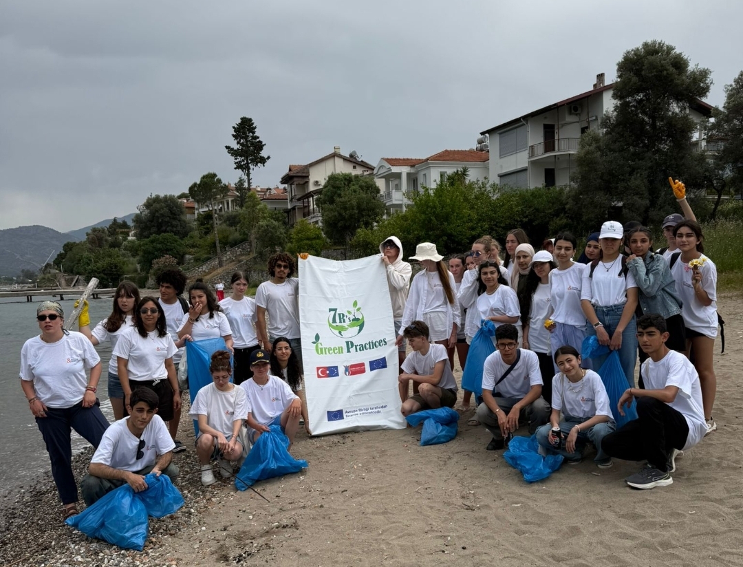 Foreign Students Cleaned Up Şövalye Island in Fethiye